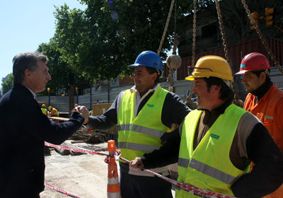 El jefe de Gobierno Mauricio Macri, y el ministro de Desarrollo Urbano, Daniel Chain, supervisaron los trabajos en el canal aliviador largo del arroyo Maldonado. Foto Mariana Sapriza-gv/GCBA.-