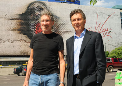  El Jefe de Gobierno porte�o, Mauricio Macri posa junto Roger Water, en el mural expuesto en el Edificio del Plata, en el centro de esta ciudad.- Foto Guillermo Viana-gv/GCBA.-