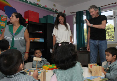 El msico Roger Waters recorri hoy junto a Mauricio Macri las instalaciones de un Centro de Primera Infancia en el barrio de Parque Avellaneda.Foto Mariana Sapriza-gv/GCBA.- 