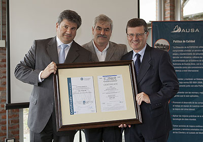 El presidente de AUSA, Gustavo Matta y Trejo, junto a empleados de la empresa, recibieron el certificado de calidad otorgado por las autoridades de IRAM. Foto: GCBA.
