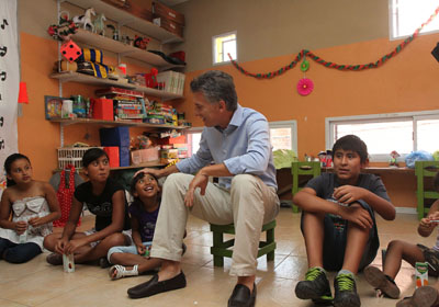 El jefe de Gobierno de la ciudad de Buenos Aires, Mauricio Macri, visitó una juegoteca que funciona en el centro comunitario El Pastorcito ubicado en la Villa 3. Fotos: Matias Repetto/GCBA