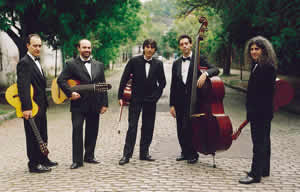 m�sicos del quinteto ventarr�n posando con sus instrumentos
