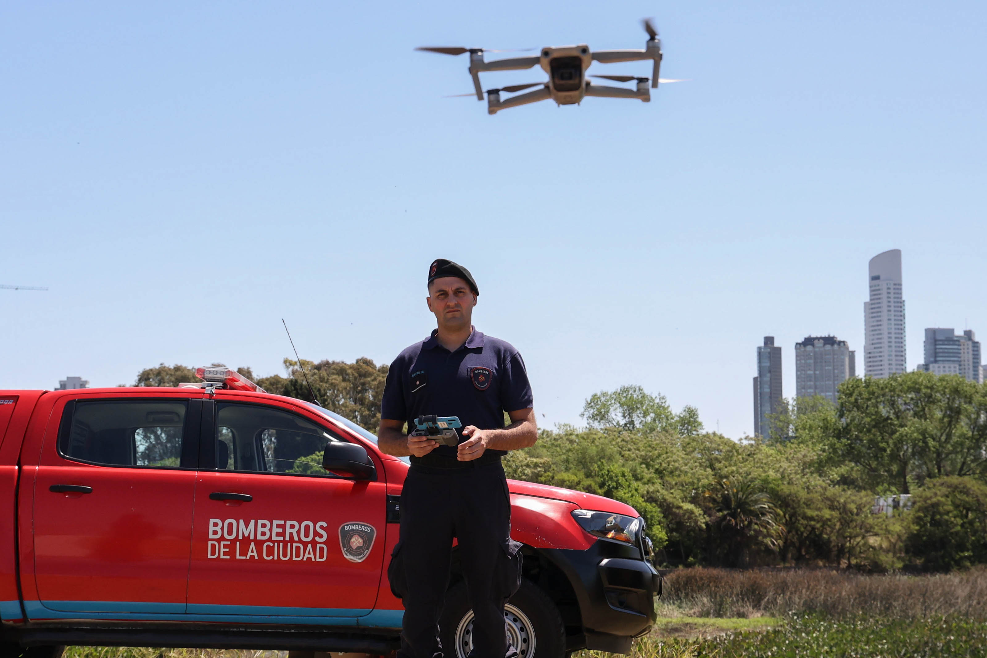Así funciona el escuadrón de drones de la Ciudad que ayuda a apagar incendios, perseguir a ladrones y encontrar personas perdidas