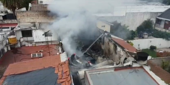 Bomberos de la Ciudad controlaron un incendio en un depósito textil