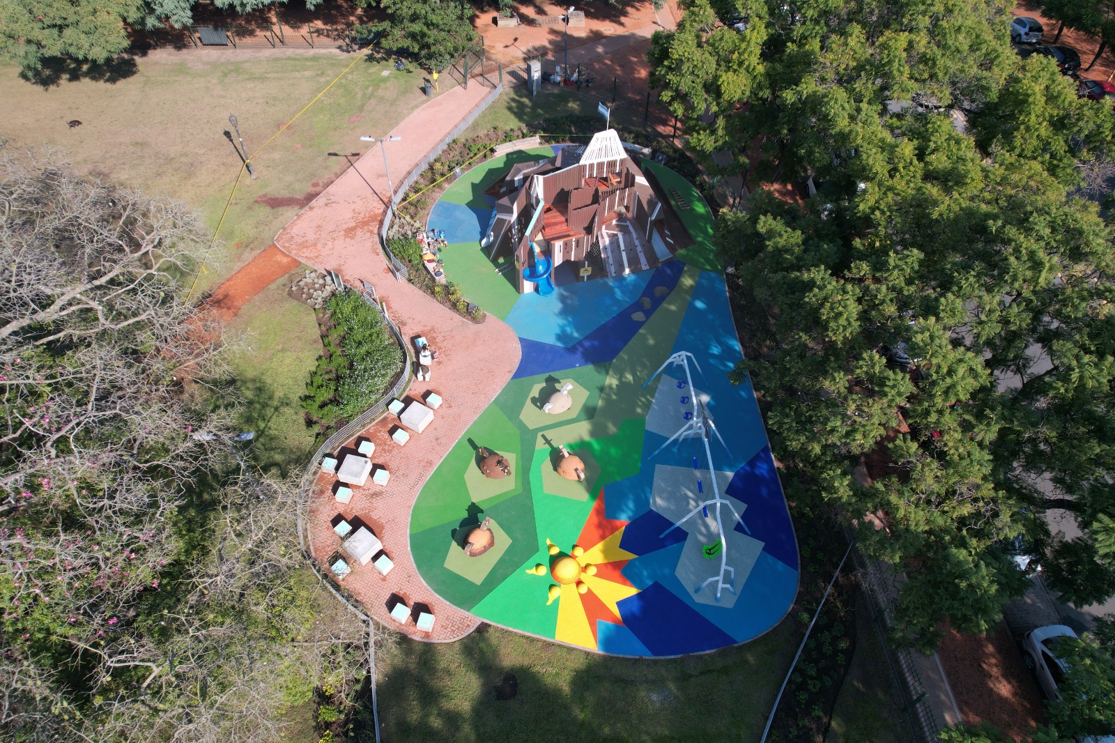 Patio de juegos "Cruce de Los Andes" en Plaza Chile