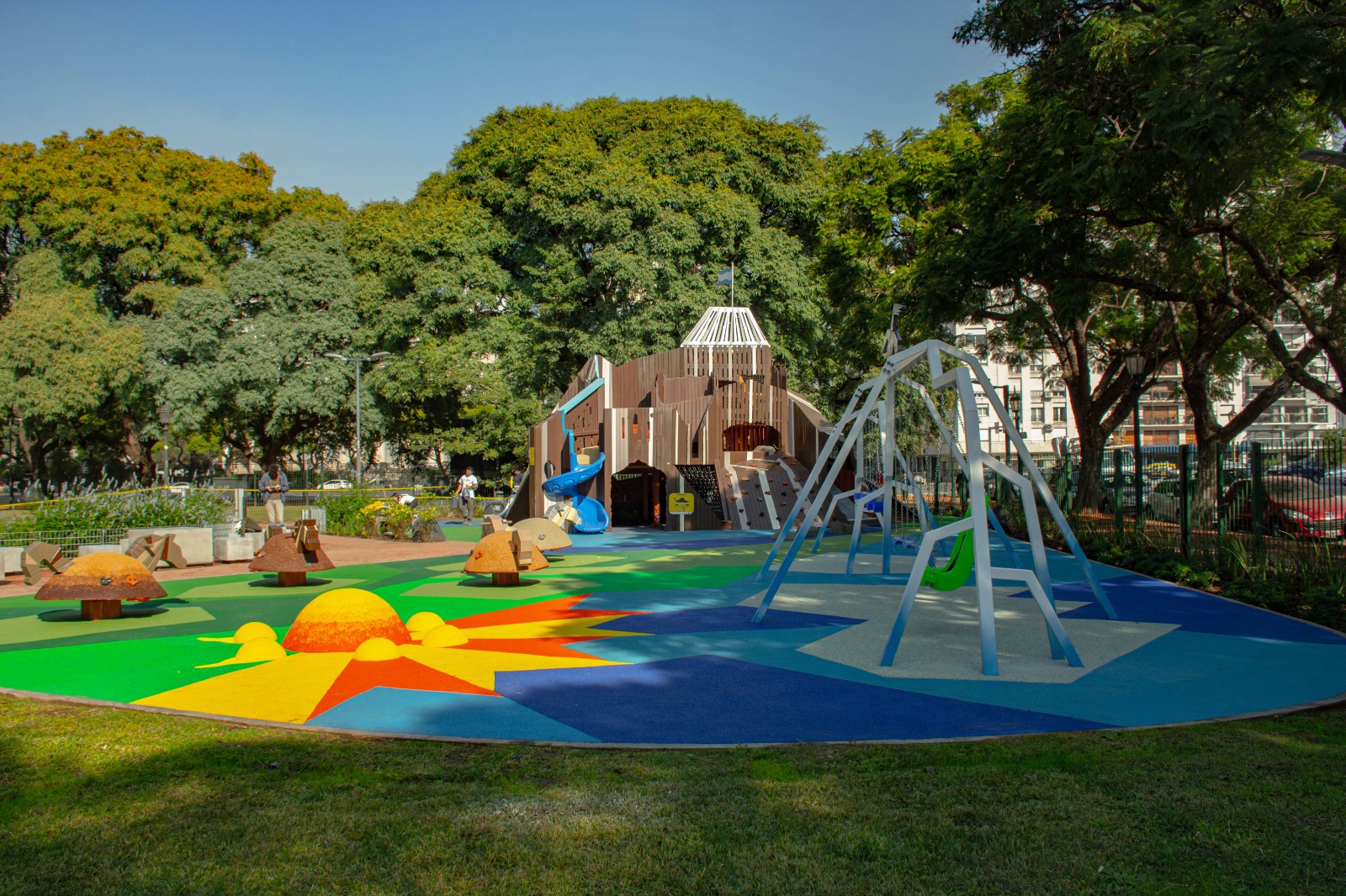 Inauguración del patio de juegos de la Plaza República de Chile