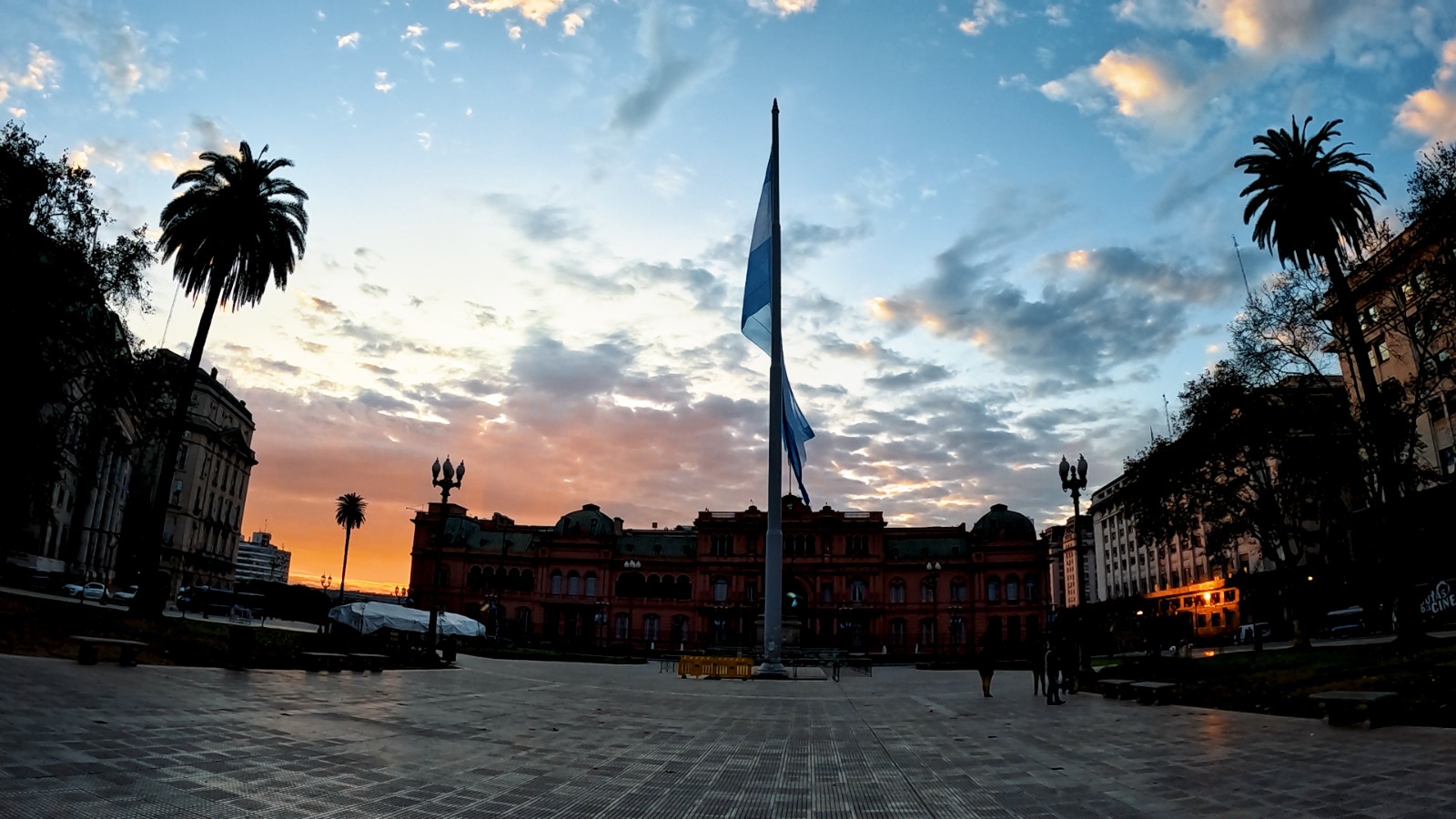 La bandera de flameo más grande del país fue confeccionada por la Ciudad y se izó en la Plaza de Mayo