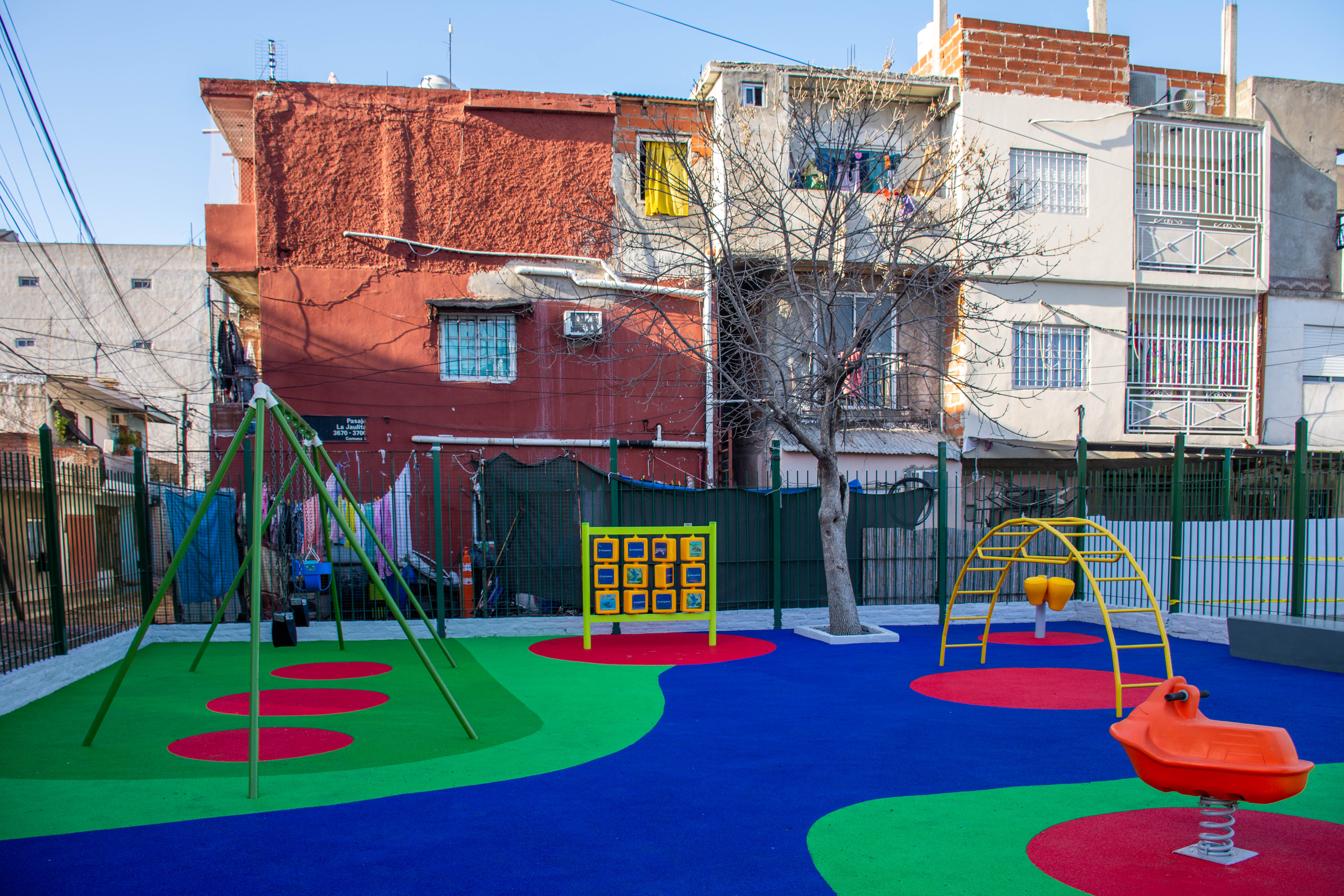 Renovación del patio de juegos y la cancha en el barrio Fátima