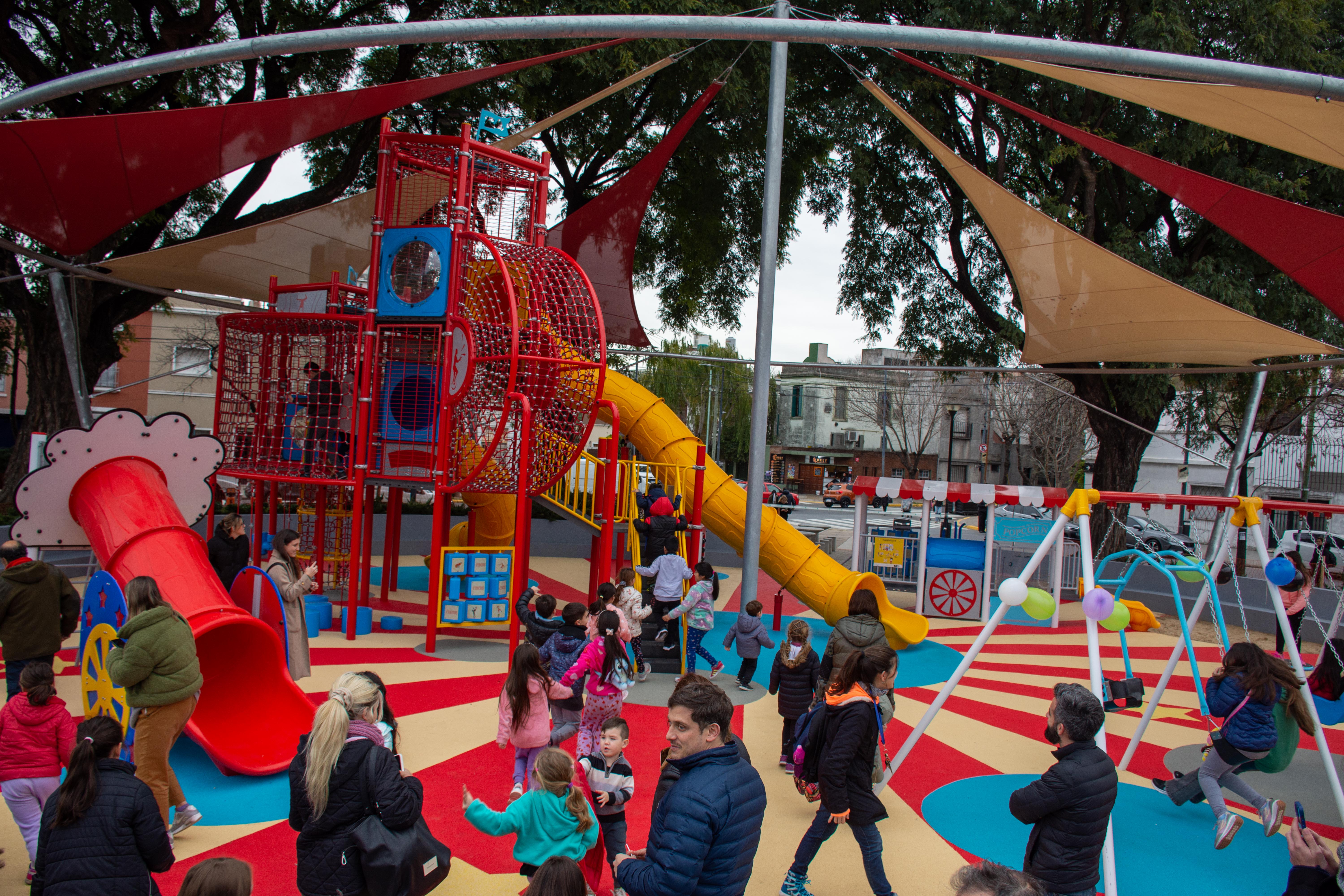 Patio de juegos "Vida de circo" en Plaza ciudad de Udine