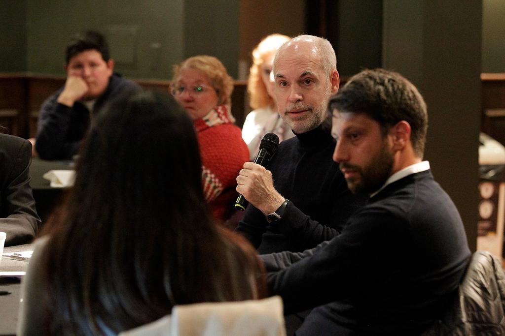 Reunión de vecinos de Retiro y San Nicolás con Horacio