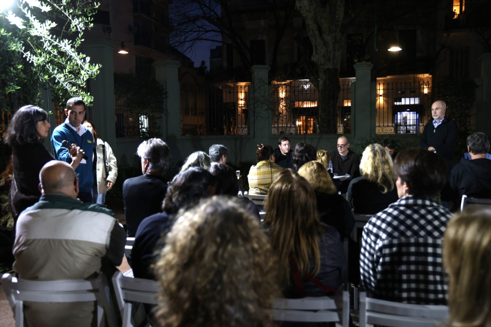 Reunión de vecinos con Horacio en la Comuna 1