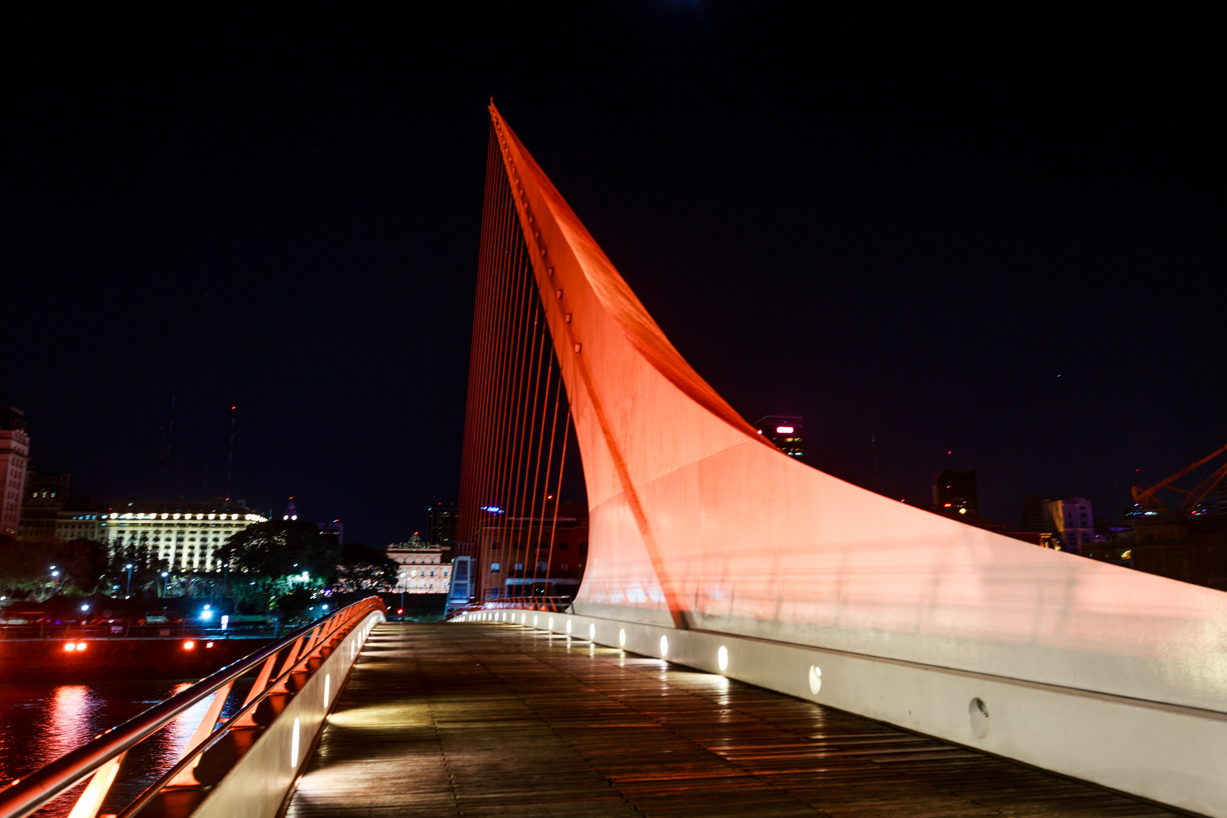 Se iluminan monumentos de naranja y se plantan banderas en apoyo al Día Mundial de la Seguridad del Paciente