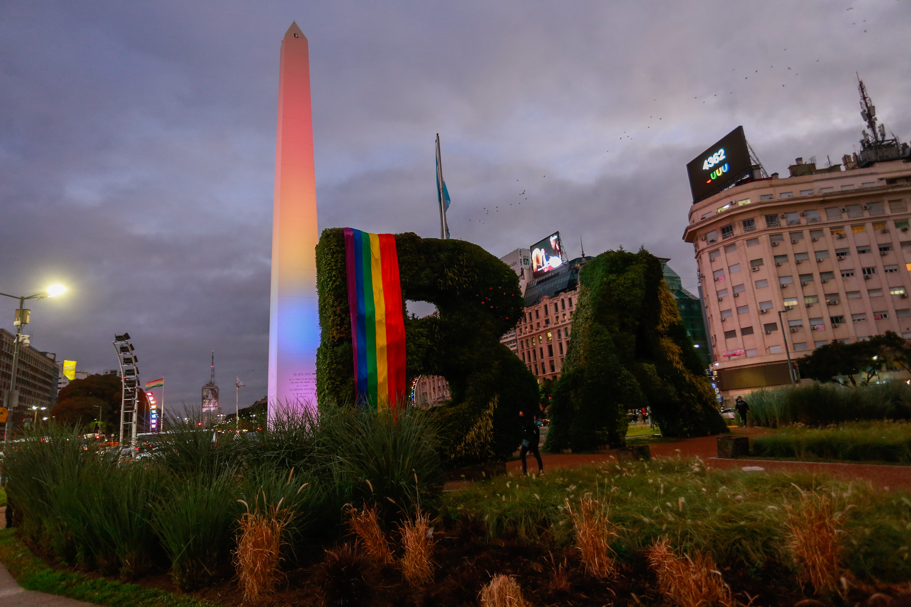 Buenos Aires ilumina sus monumentos durante noviembre