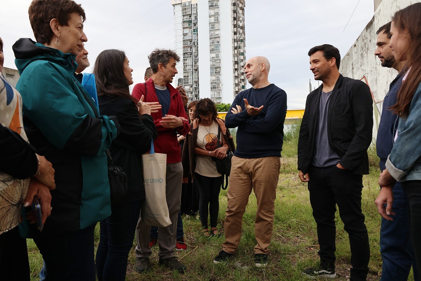 Rodríguez Larreta recorrió el espacio donde se construirá la primera plaza del barrio Villa Santa Rita 