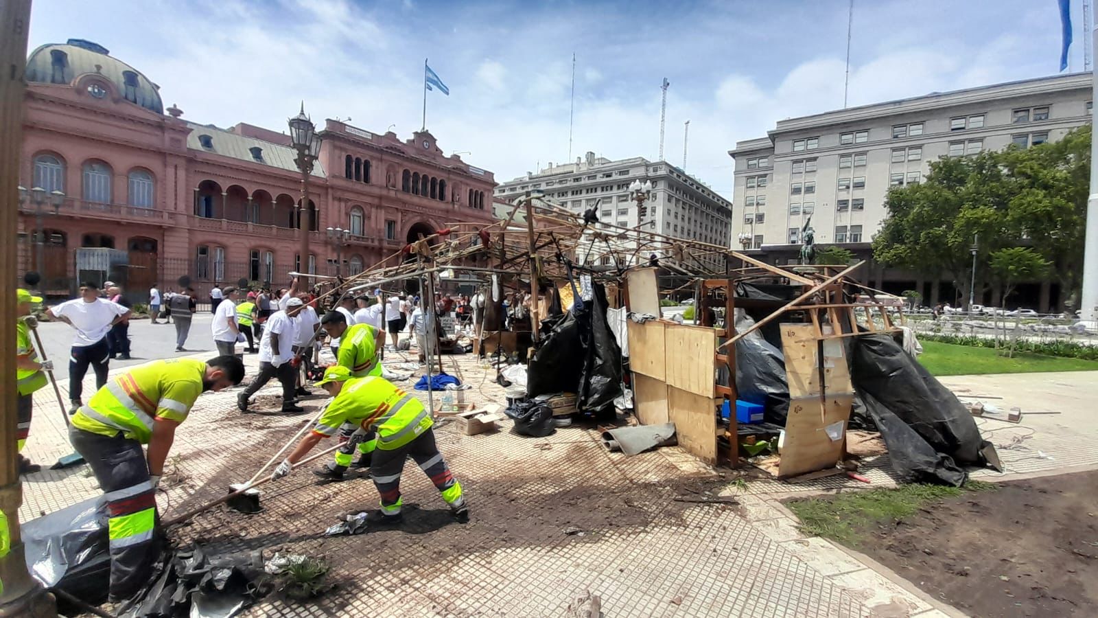 Se desalojó pacíficamente el acampe de la comunidad QOM en Plaza de Mayo