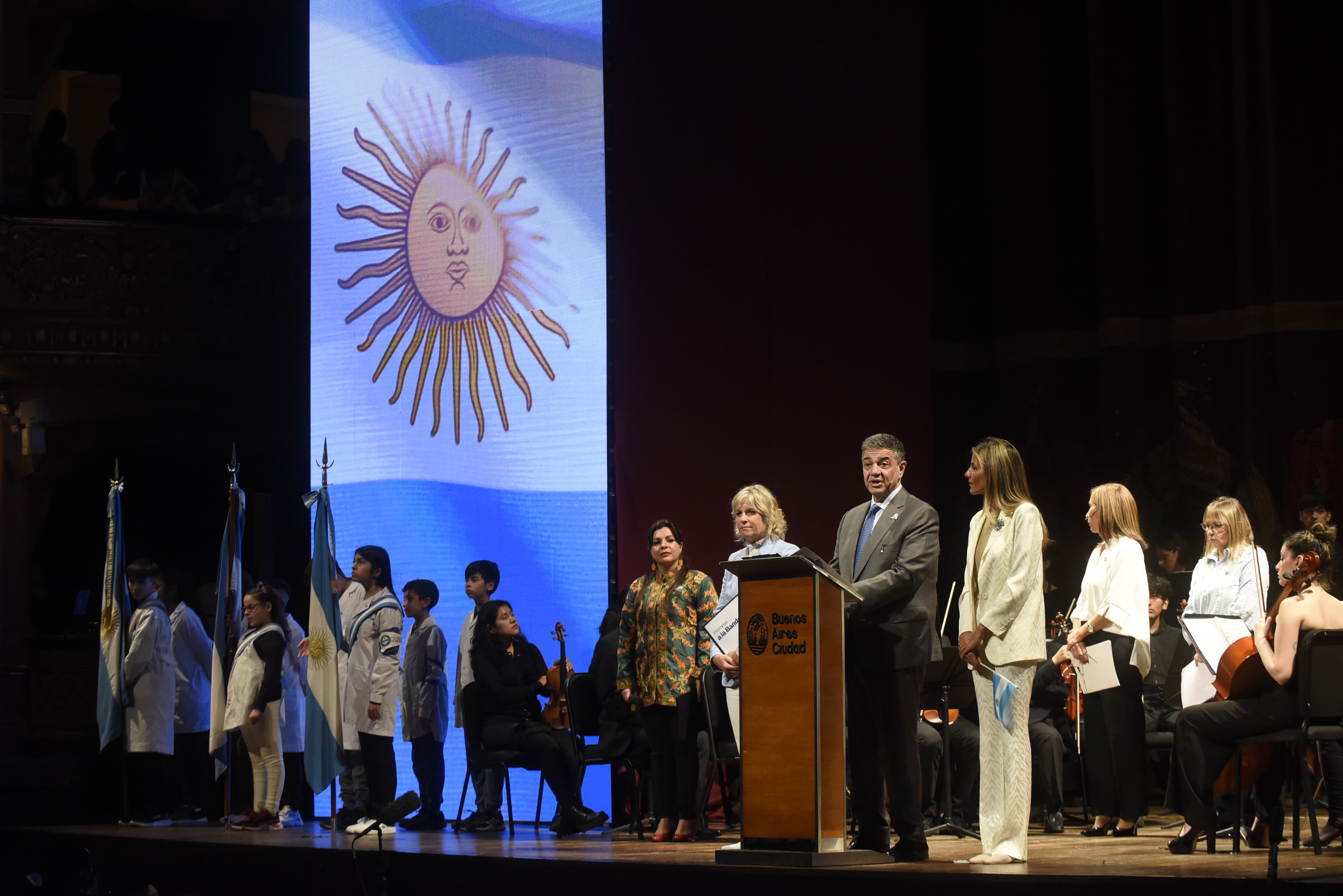 El Jefe de Gobierno les tomó la Promesa a la Bandera a más de 900 alumnos en el Teatro Colón