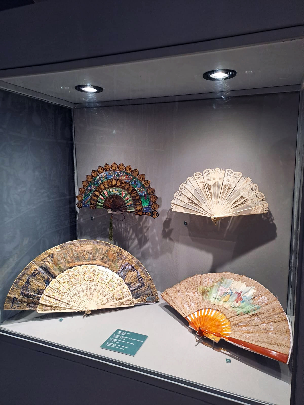 Exhibición de abanicos de la colección del museo Saavedra