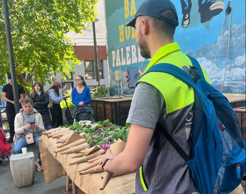 Entrega de flores en la huerta de la Plazoleta Luna de Enfrente