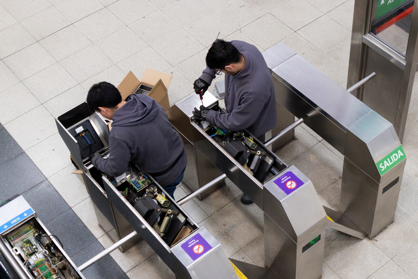 Instalación de nuevos validadores en el Subte