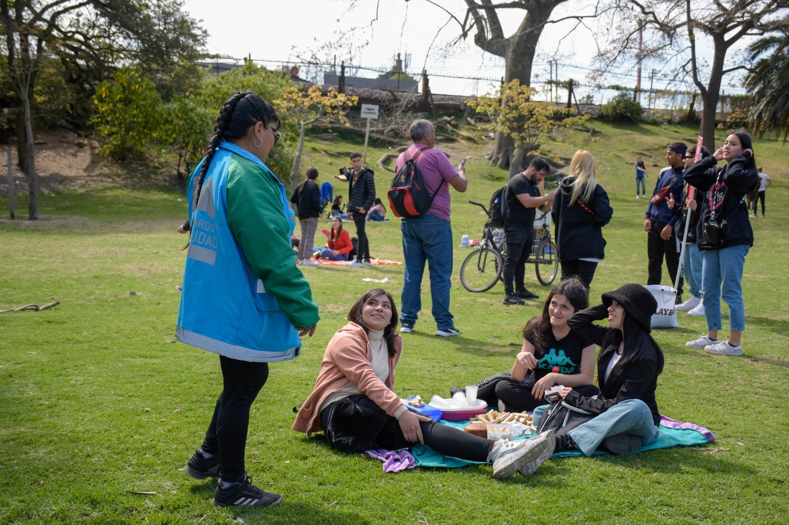 Día de la Primavera: la Ciudad duplica la presencia de guardaparques y refuerza la limpieza en los espacios verdes más concurridos