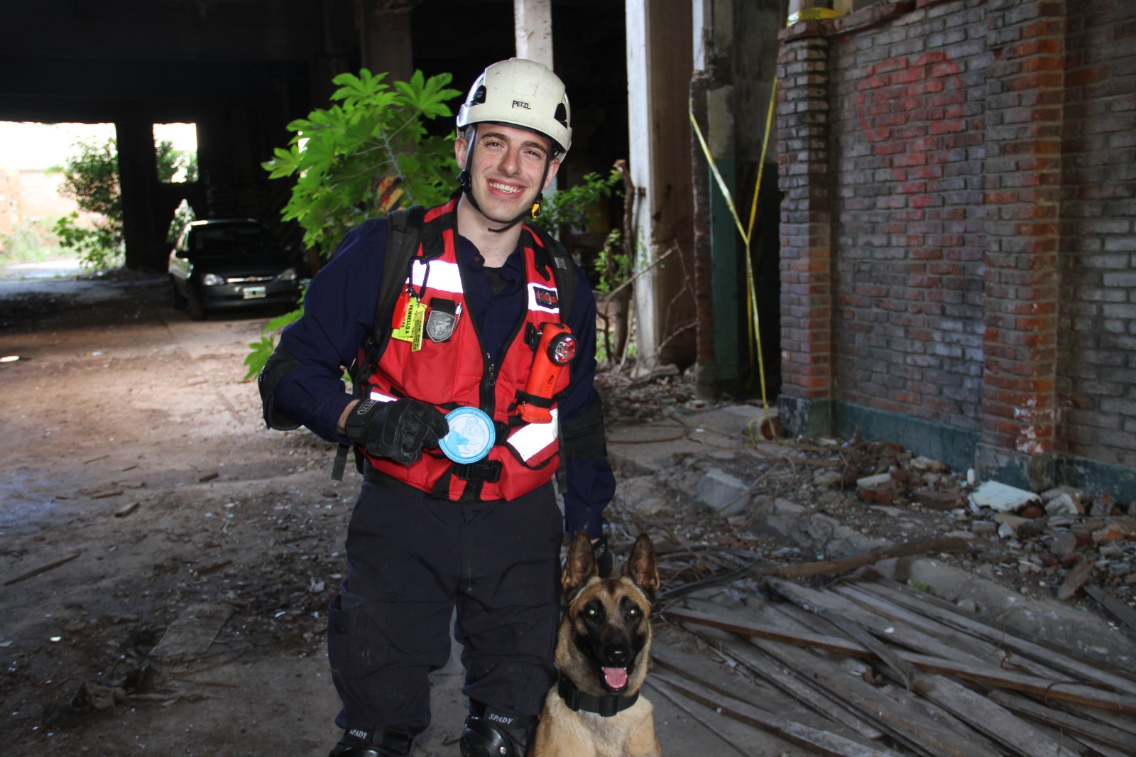 Certificación histórica para los perros de rescate K9 de Bomberos de la Ciudad 