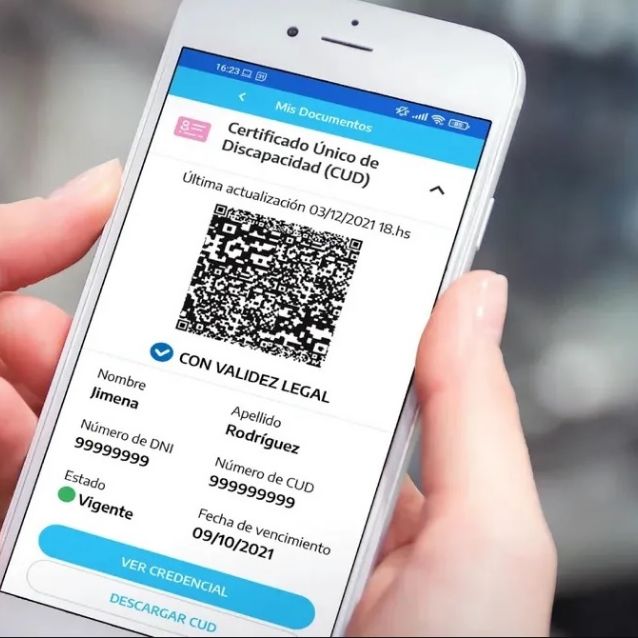 Mostrando una persona utilizando su celular para tramitar el Certificado Único de Discapacidad - CUD.
