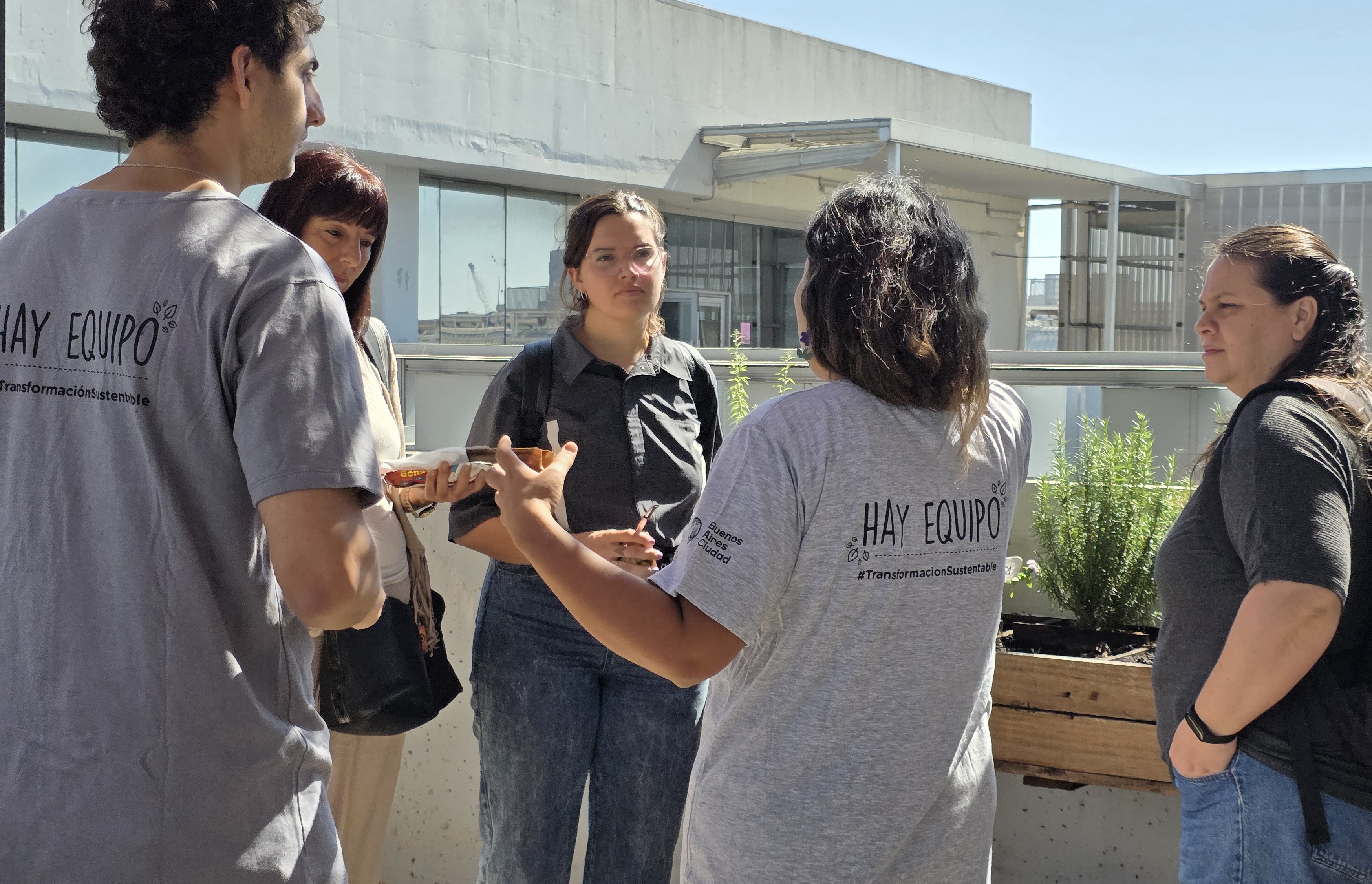 Manos a la tierra: empleados del Ministerio participaron de una jornada verde 