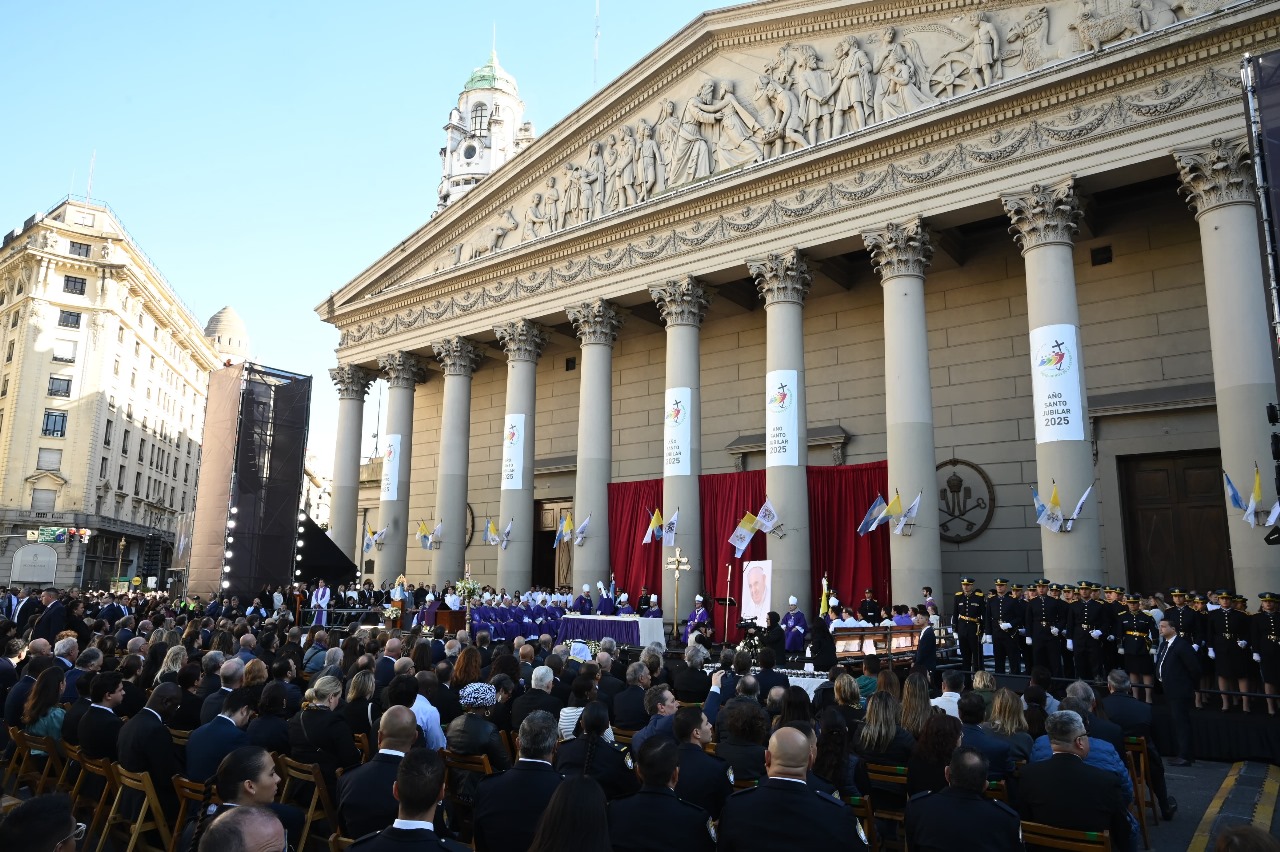 La Ciudad despidió al Papa Francisco en la Catedral Metropolitana