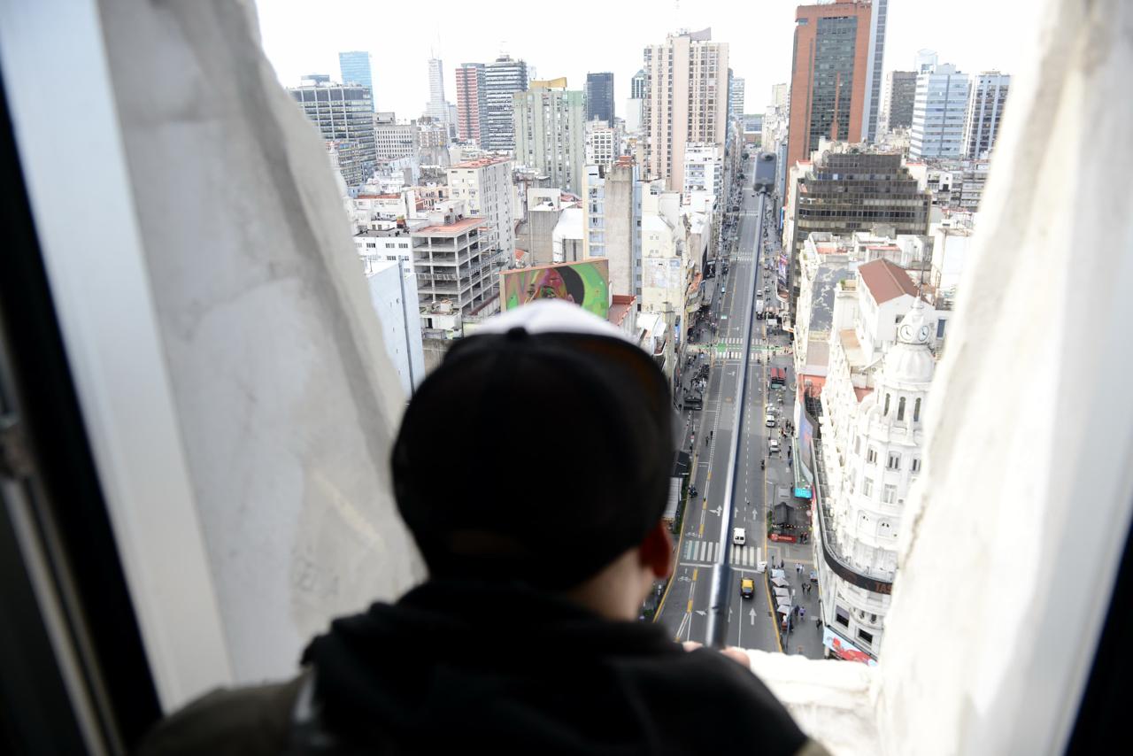 Comenzaron las primeras visitas de vecinos al mirador del Obelisco