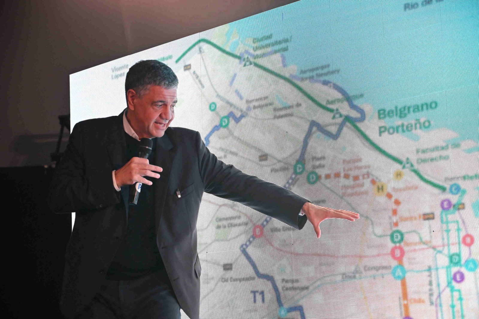 Jorge Macri: “El Trambus, la línea F y los colectivos eléctricos van a traer un enorme desarrollo para la Ciudad”