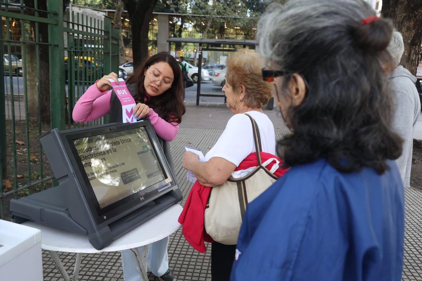 Elecciones legislativas 2025: se habilitaron más de 120 puestos de capacitación para votar con Boleta Única Electrónica en la Ciudad