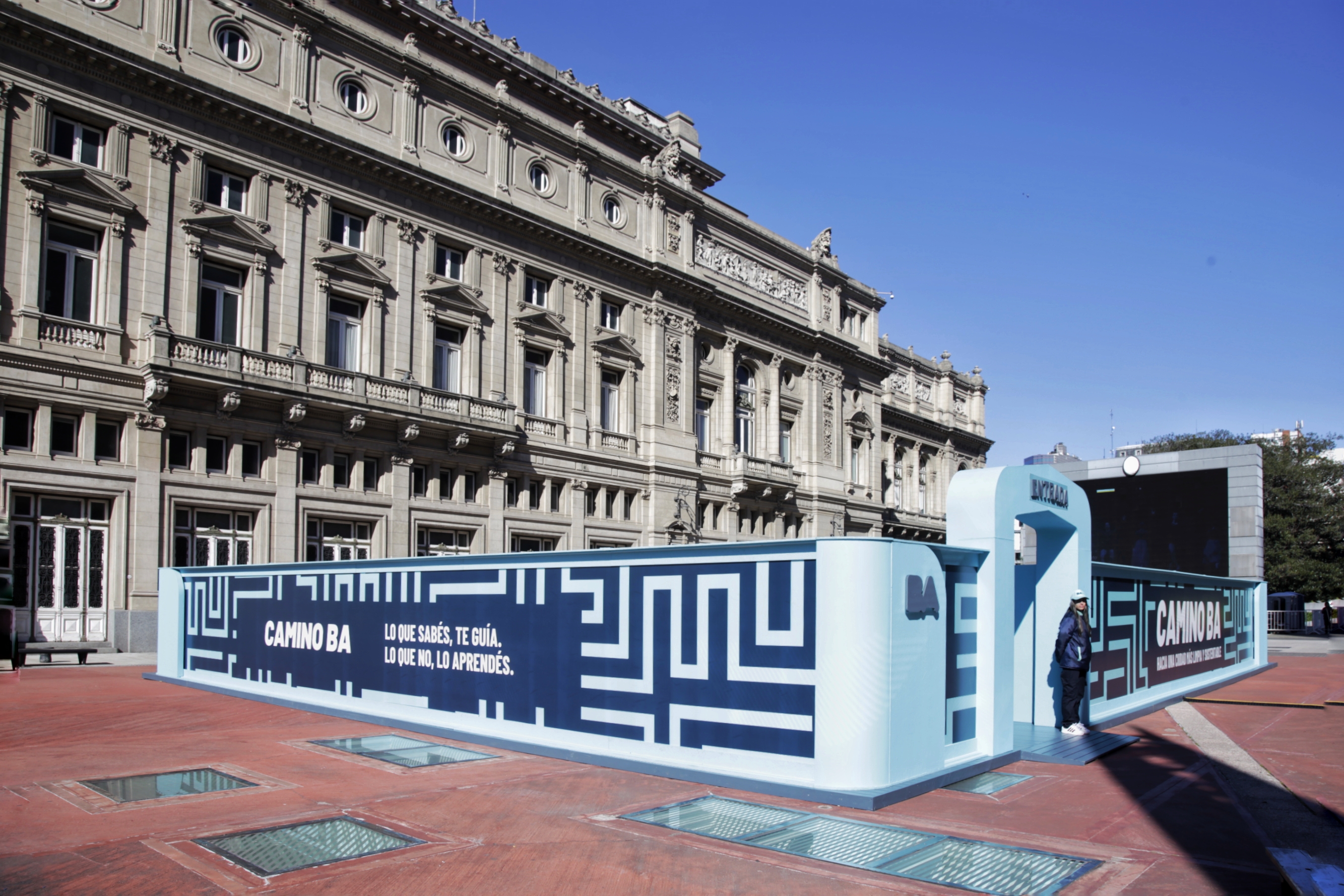 Camina BA: un laberinto frente al Teatro Colón por la semana de la limpieza