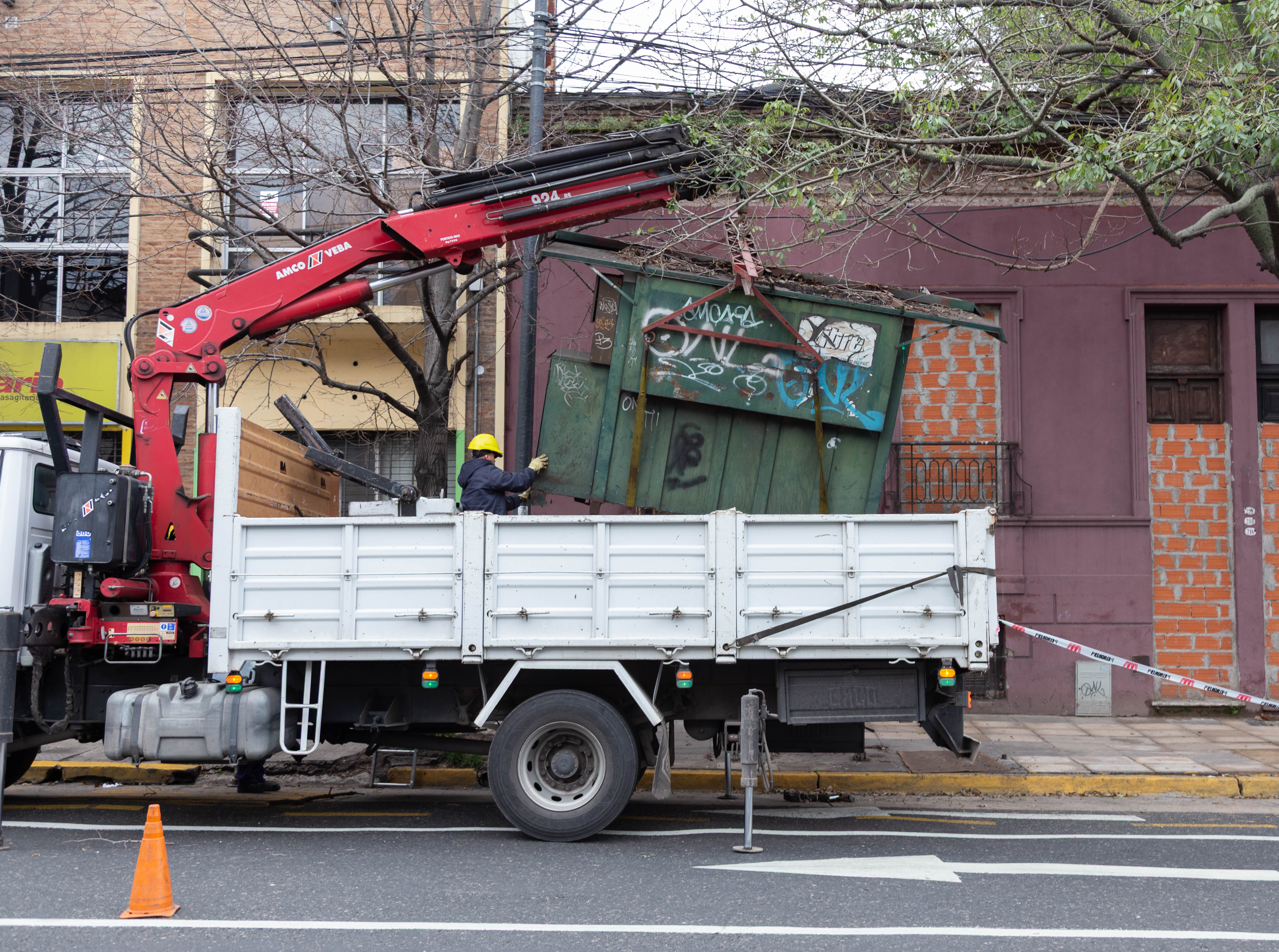 Más orden en el espacio público: el plan de Ciudad para sacar de las veredas los puestos de diarios y de flores abandonados