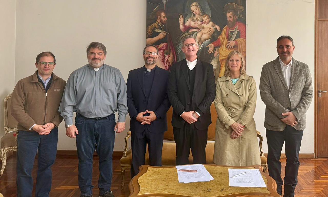 El Ministerio de Educación y Cáritas firman un acuerdo para fortalecer la oferta educativa en la Comuna 9