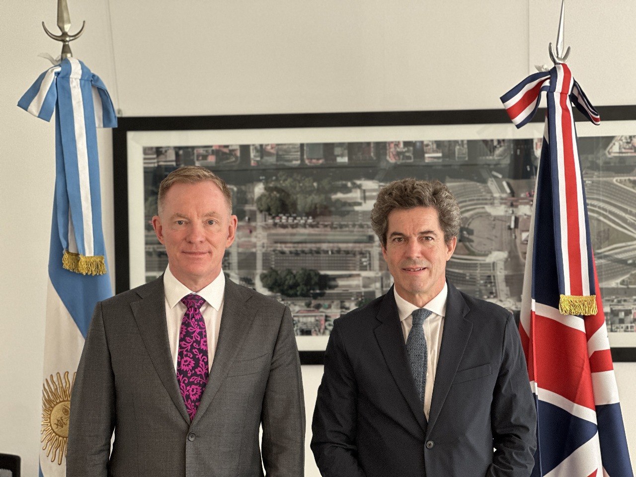 Reunión con autoridades británicas para fortalecer la cooperación internacional