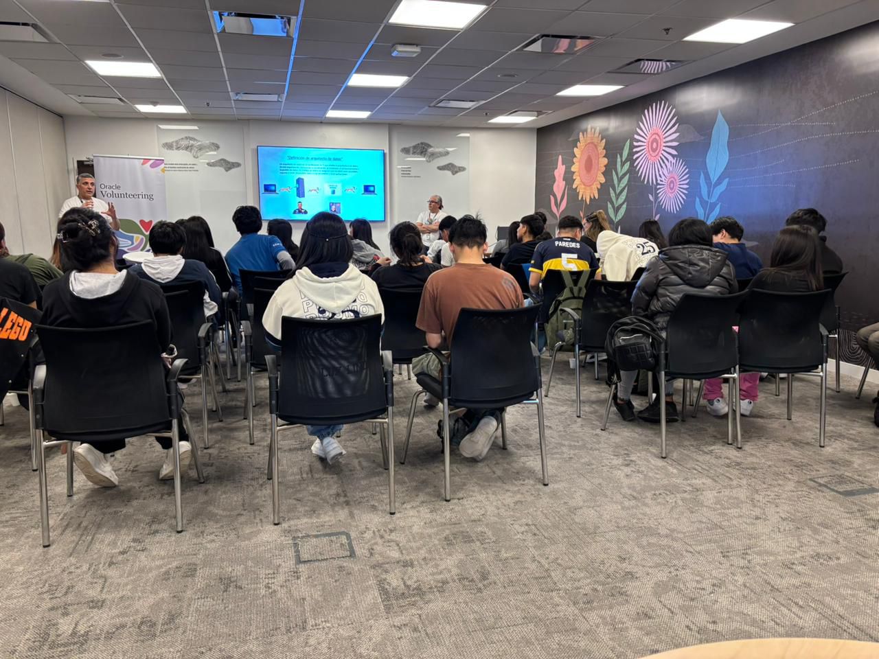 Estudiantes de secundaria aprenden en entornos reales sobre soluciones tecnológicas en Oracle