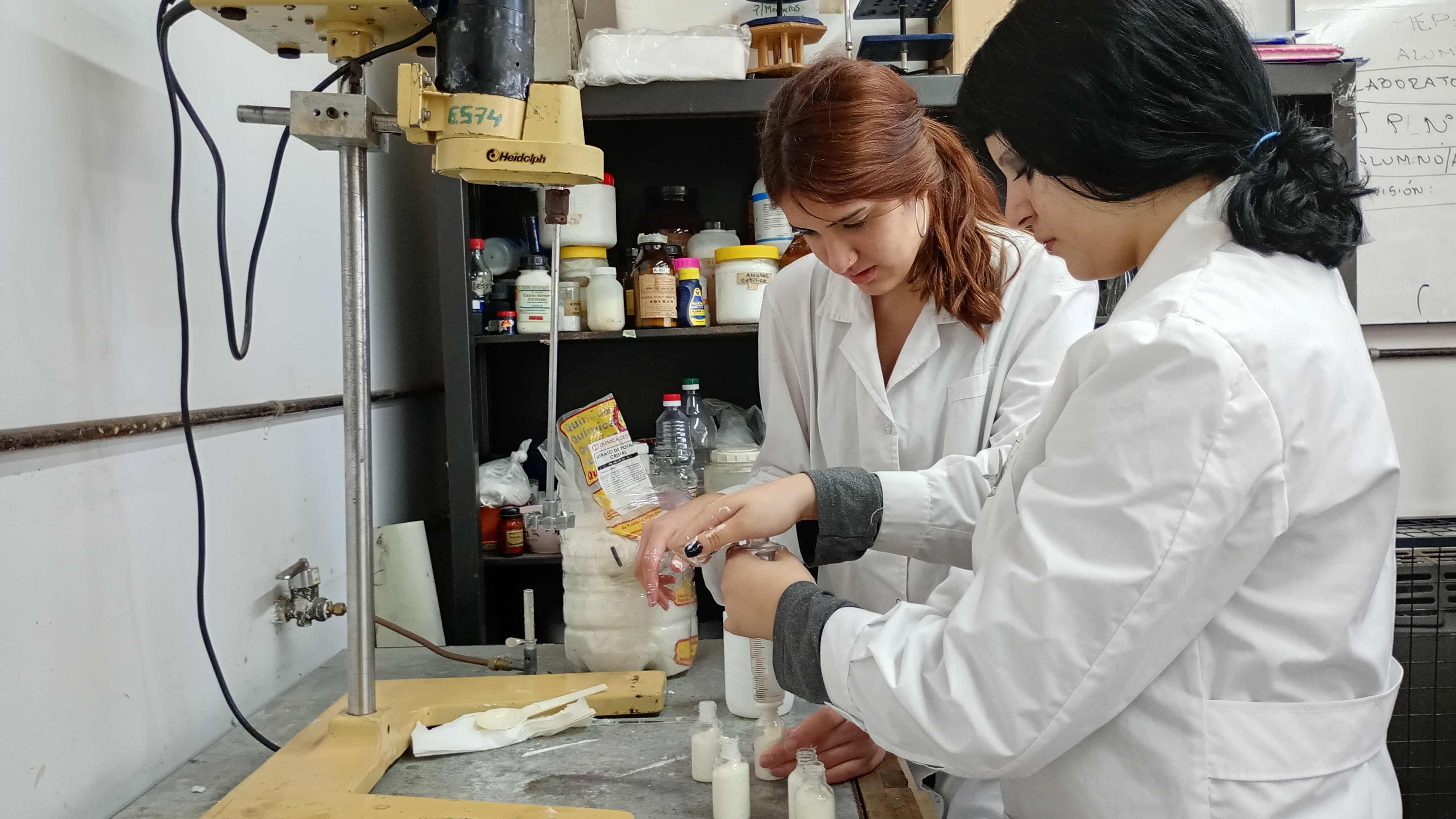 Más de 25 mil litros de nutrientes hidropónicos producidos por estudiantes para escuelas de la Ciudad