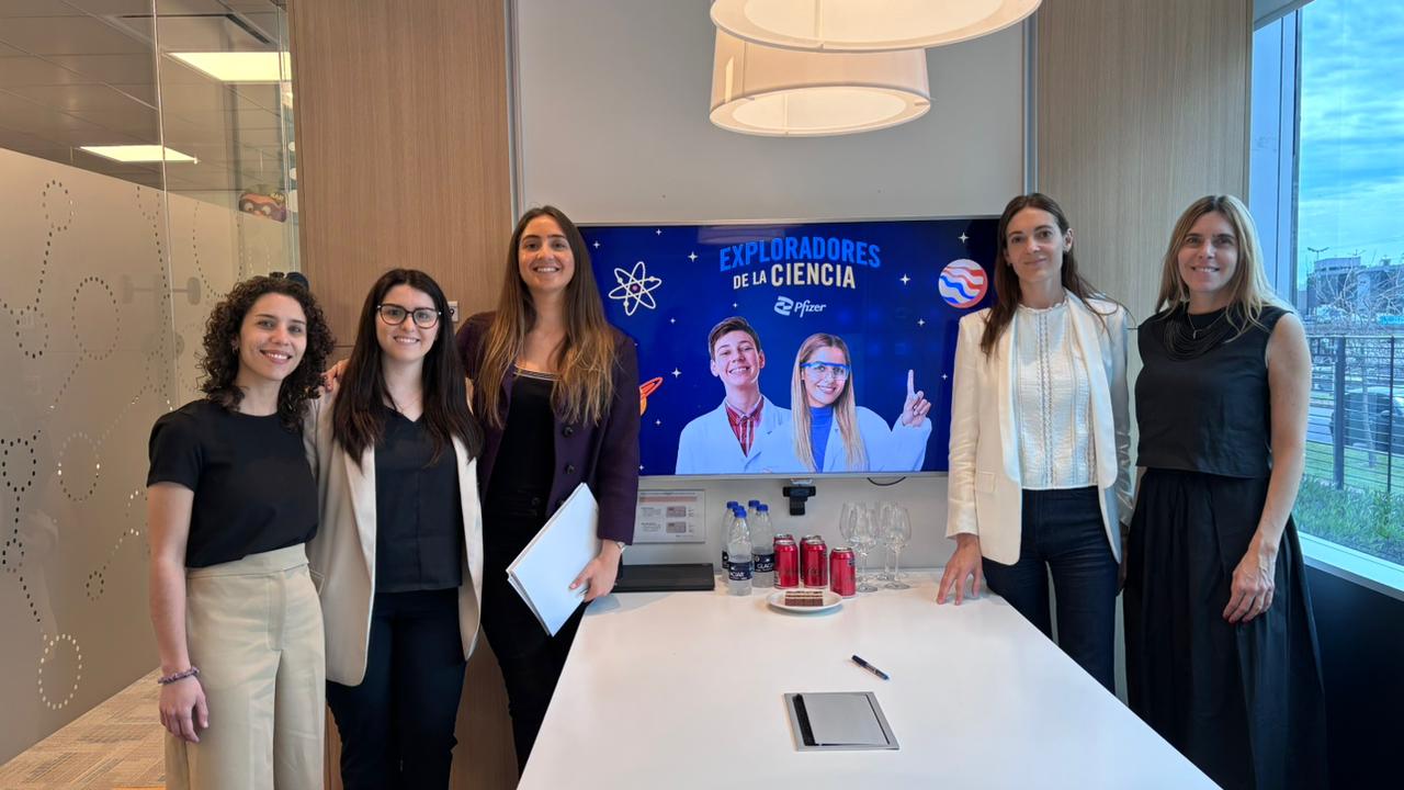 El Ministerio de Educación firmó un convenio con Pfizer para que estudiantes realicen sus actividades de Vinculación con el Futuro