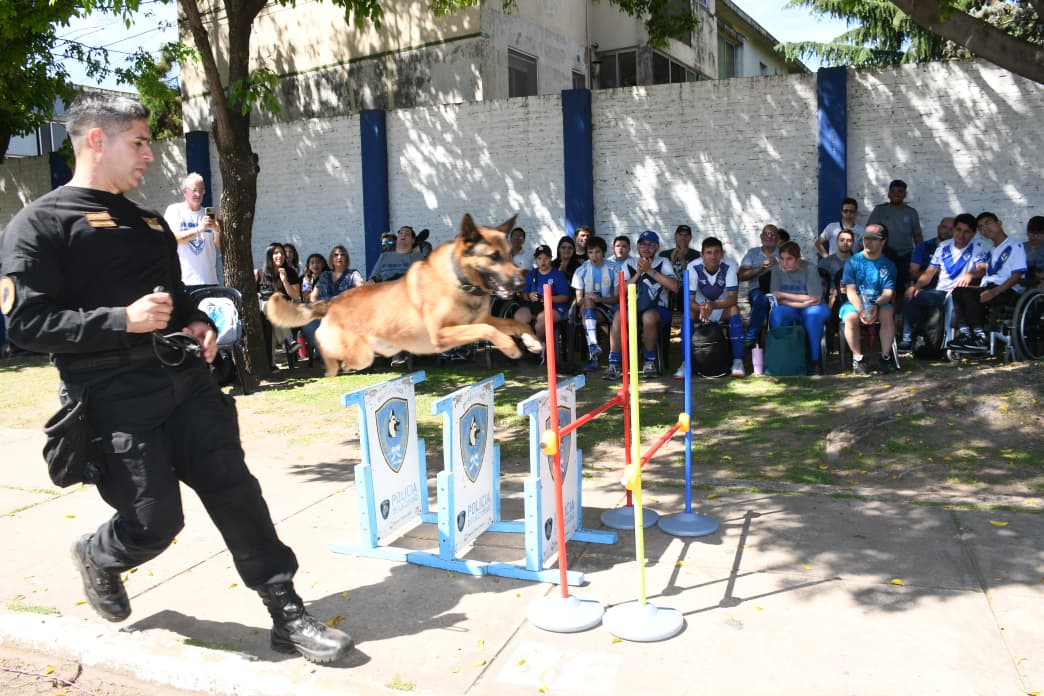 Construyendo Puentes: Jornada de encuentro entre la Policía de la Ciudad y el Proyecto Inclusivo de Vélez