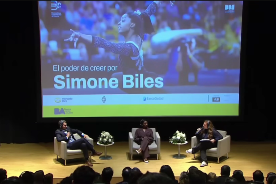 Simone Biles brindó una charla motivacional y una clínica para deportistas en la Ciudad