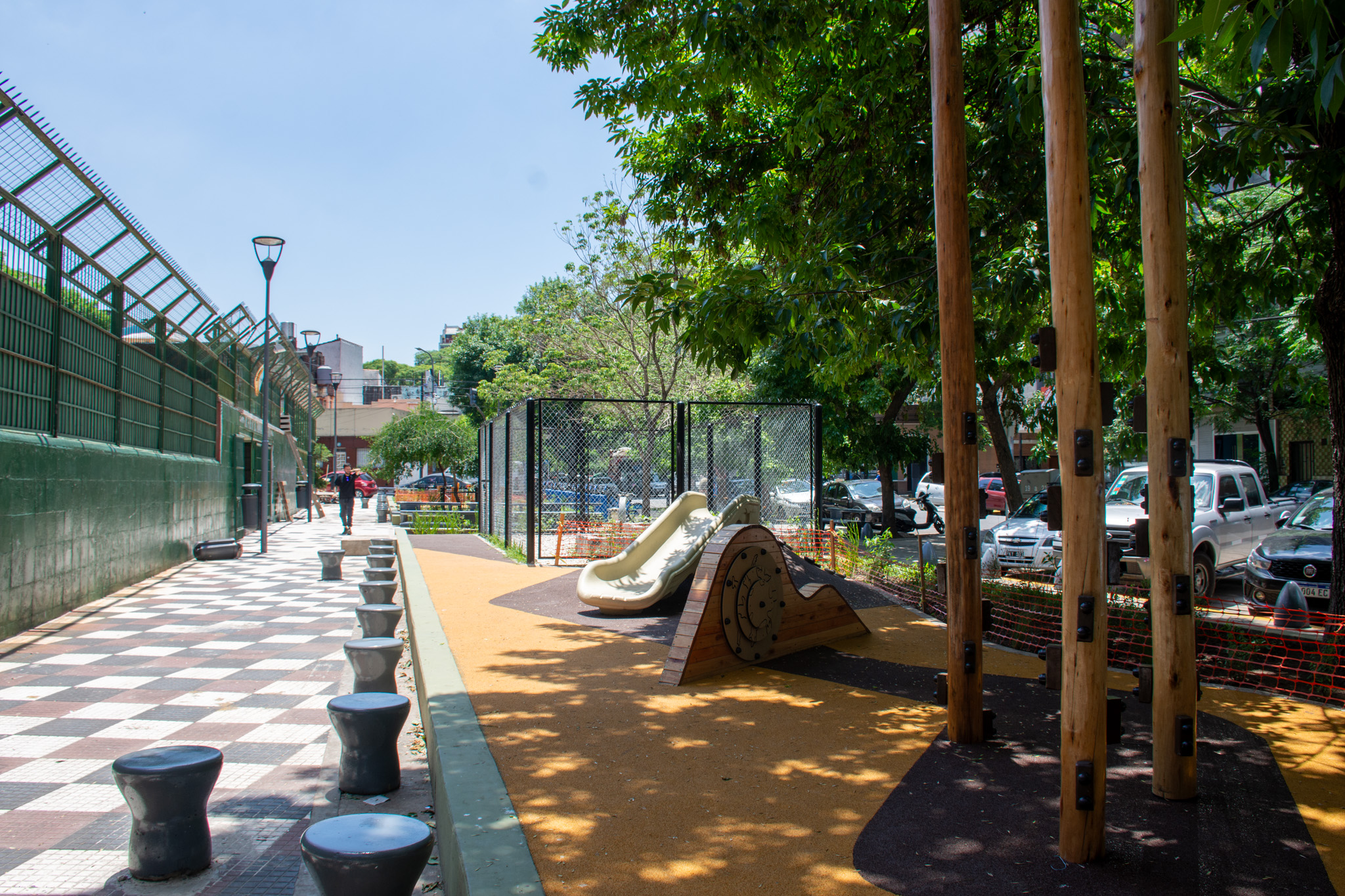 La Plazoleta José Bonifacio y Centenera quedó renovada con más verde, juegos y espacios comunitarios