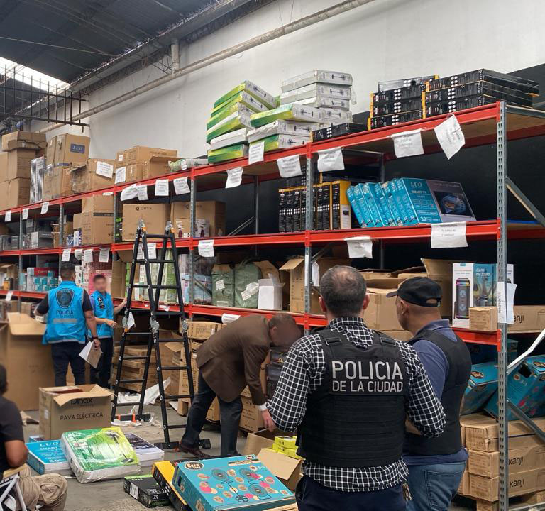 La Policía de la Ciudad desbarató una red que vendía mercadería de contrabando y secuestró celulares, perfumes, artículos electrónicos y ropa
