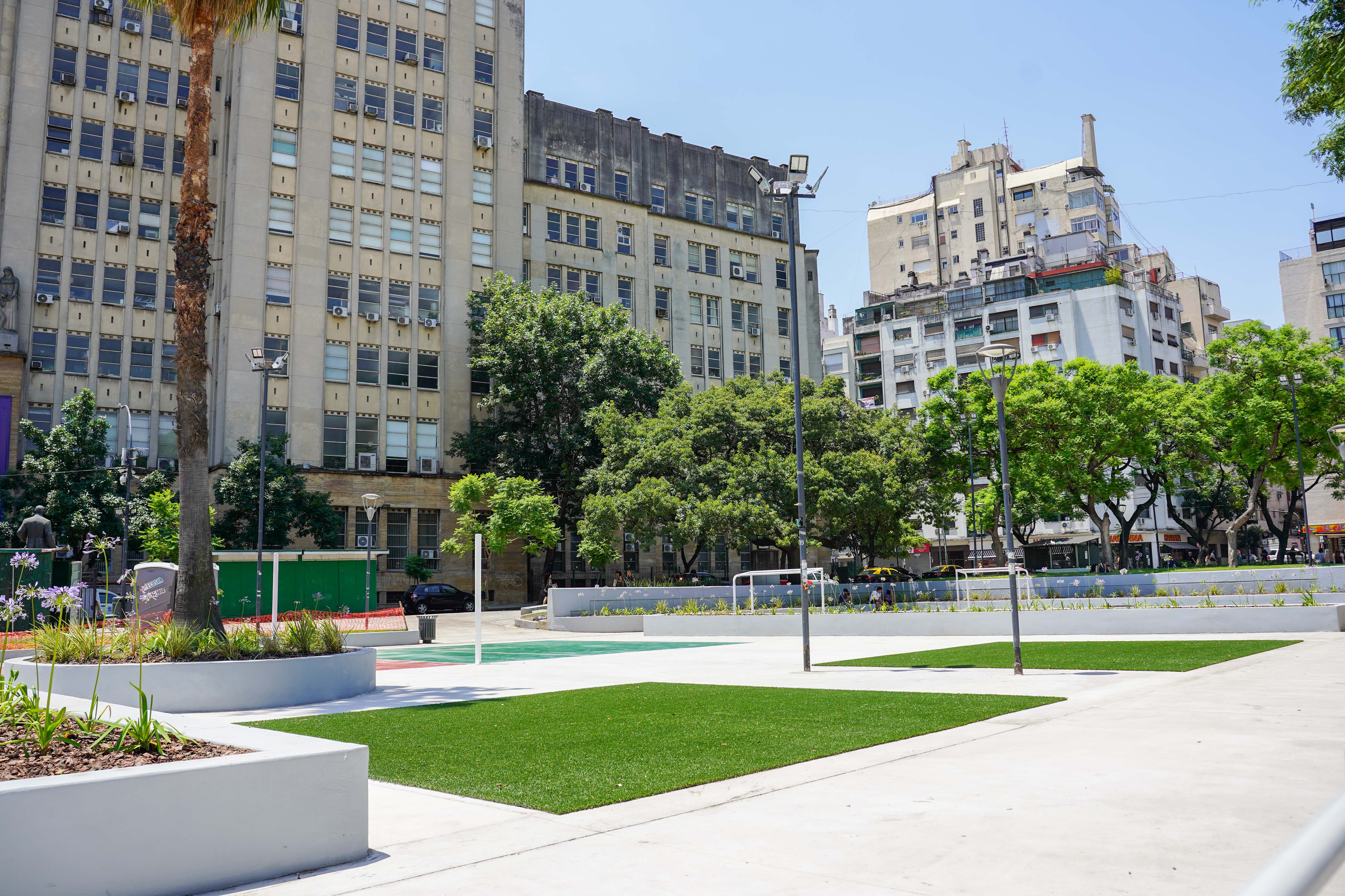 La Ciudad renovó la Plaza Houssay con equipamiento deportivo y recreativo