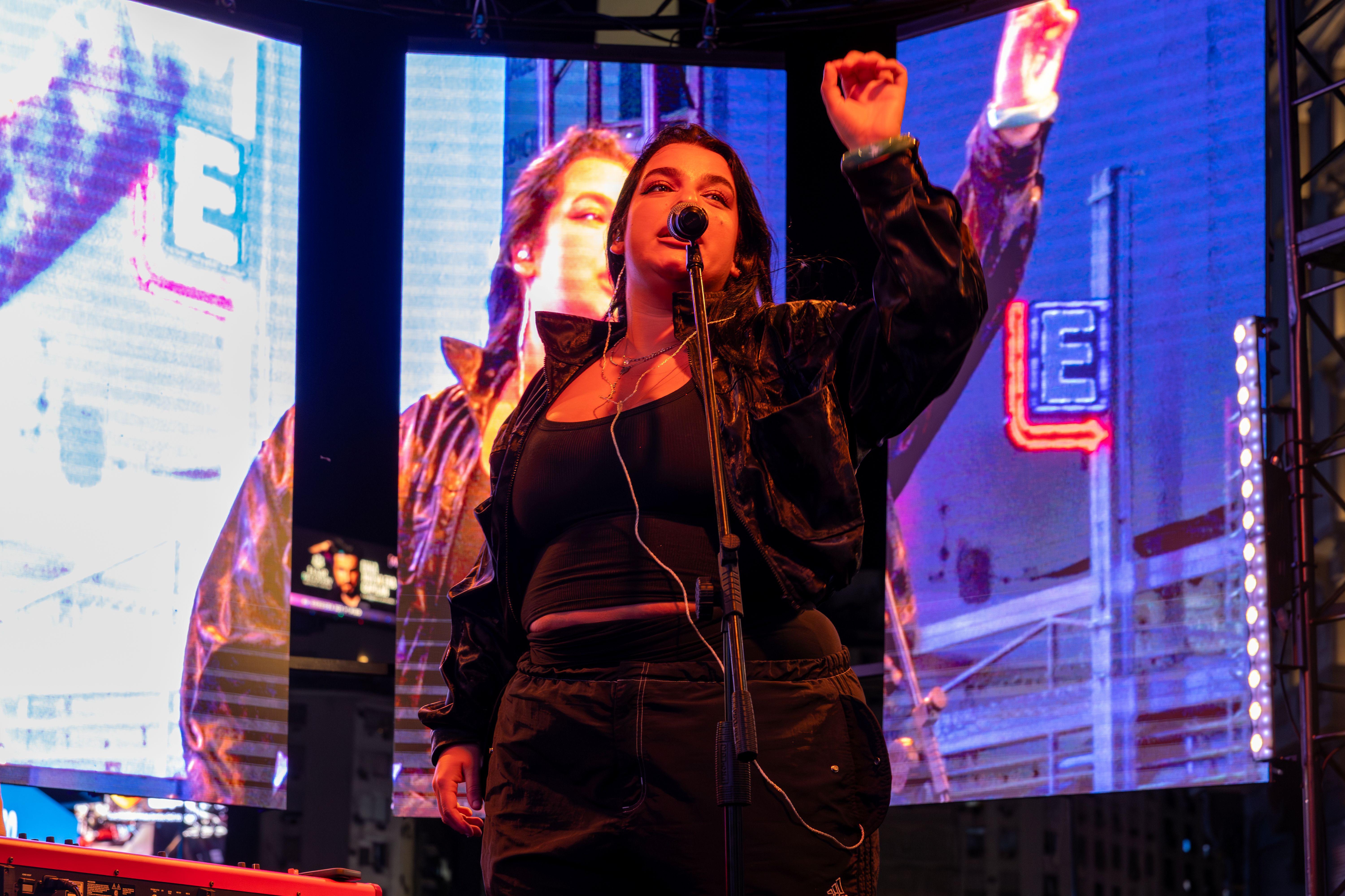 Luz Gaggi deslumbró en calle Corrientes