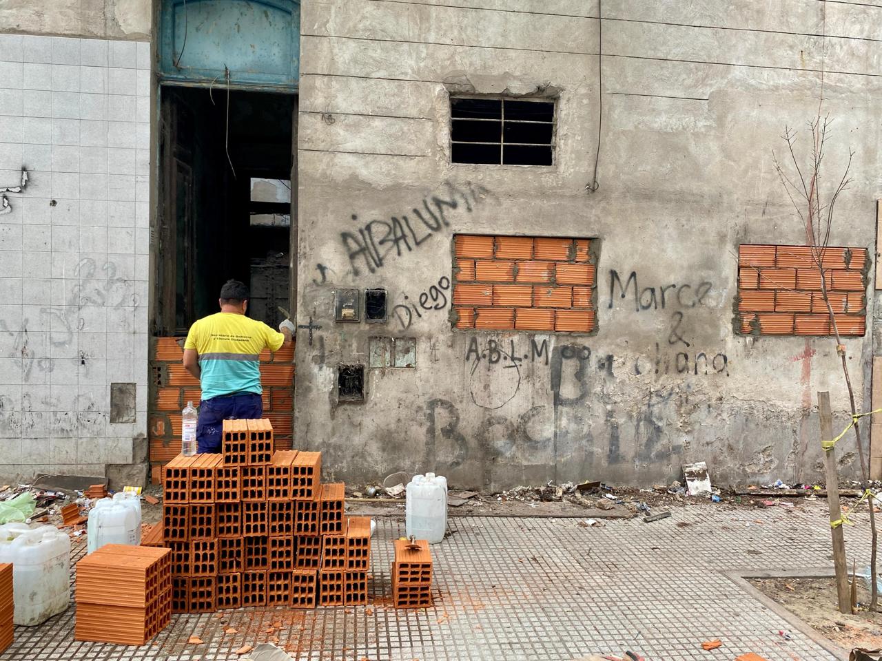 La Ciudad clausuró una propiedad de 50 habitaciones y cinco locales que estaba tomada frente al Spinetto Shopping