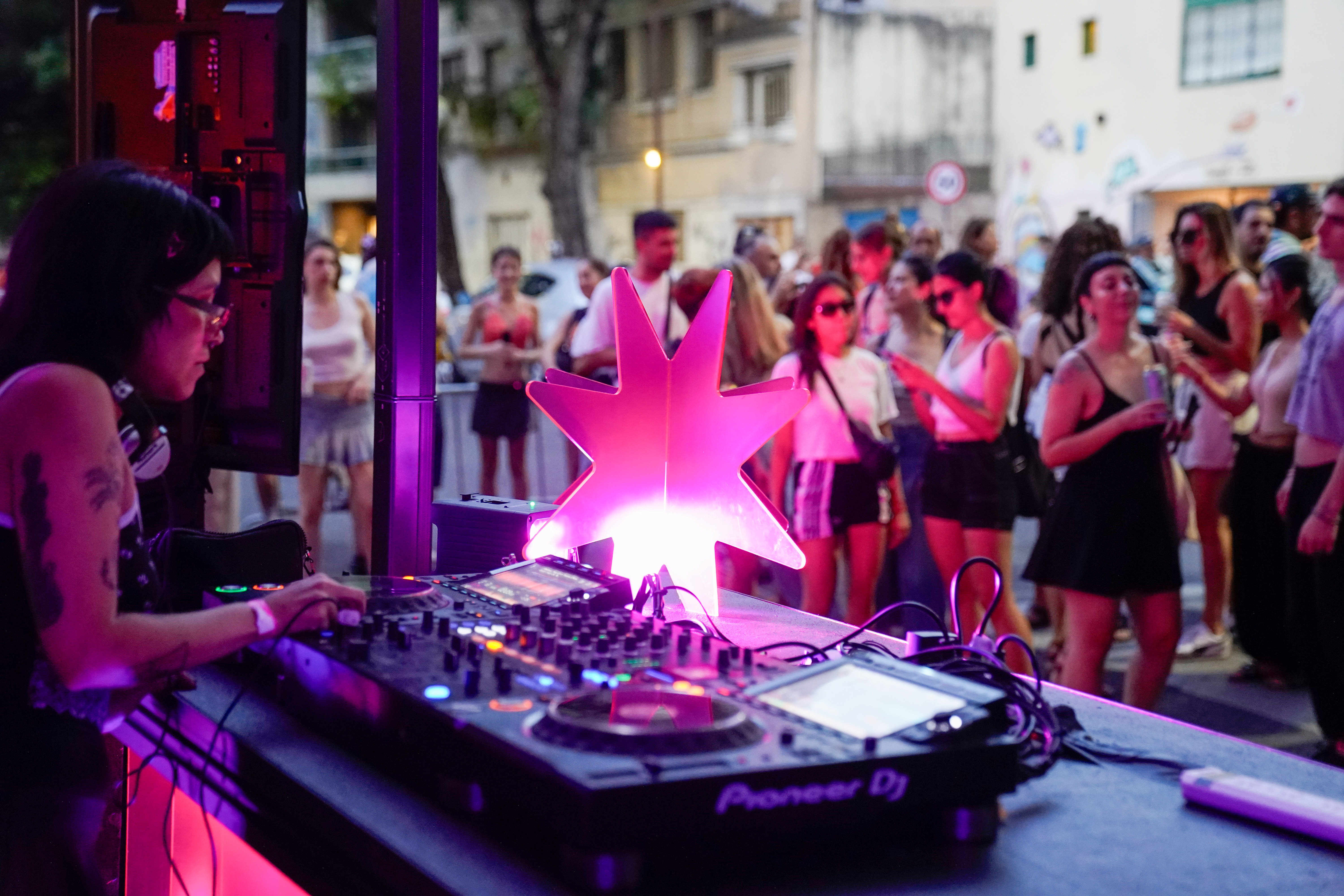 Cuando cae la tarde, la Ciudad se enciende con música, cine bajo las estrellas y experiencias
