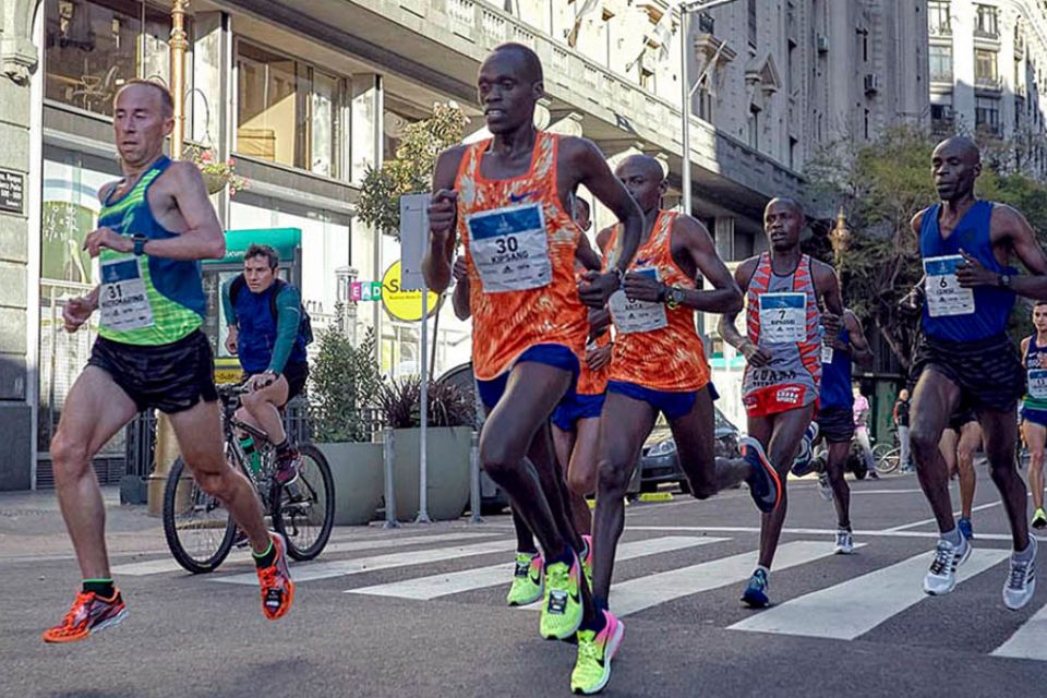 Personas corriendo una maratón