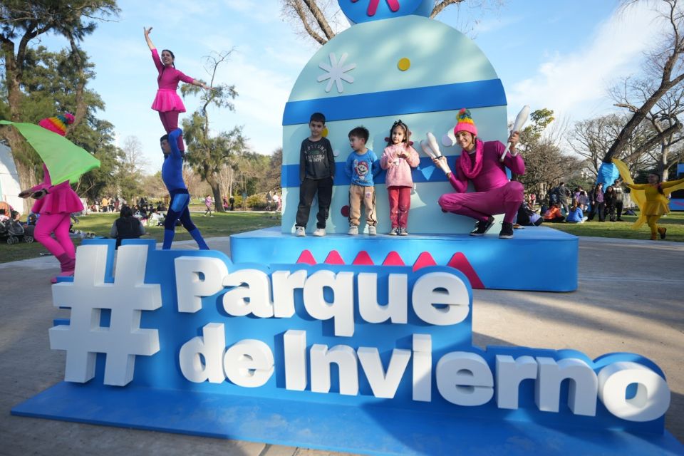 Nenes junto a un cartel del Parque de Invierno