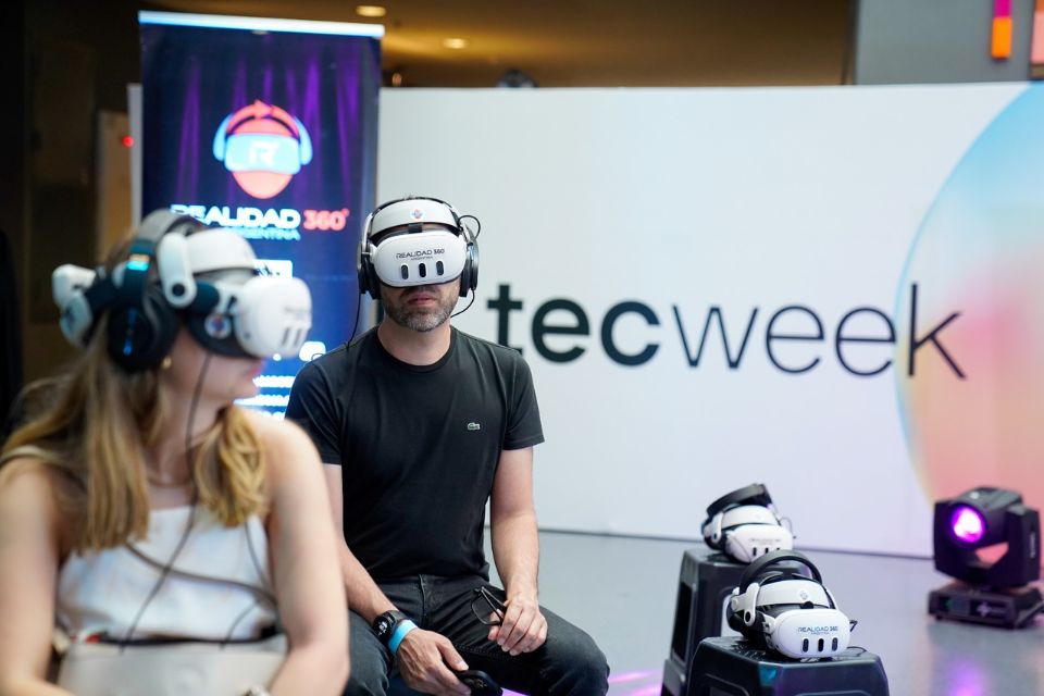 Personas con visores de realidad virtual