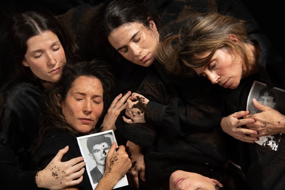 "País amargo": Voces de mujeres y heridas abiertas